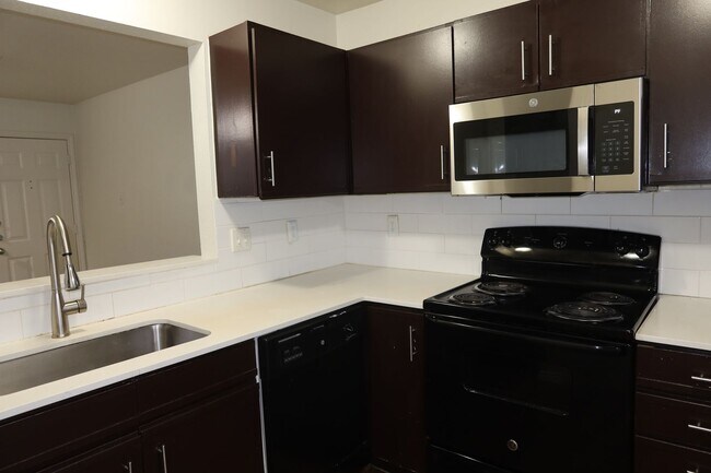 Building Photo - Downtown / Riverside Townhome - 2BD/2.5BA ...