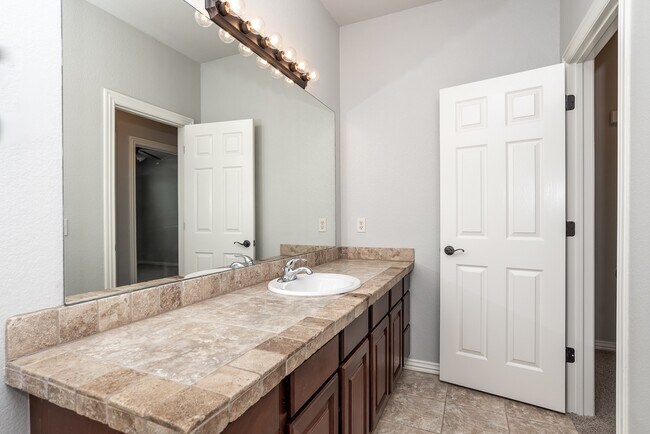 Building Photo - Bentonville Home! (March Move In)