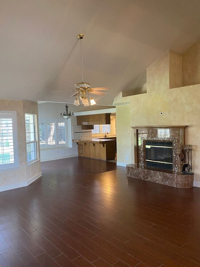 Building Photo - Gorgeous 3 Bedroom 2 Bath Home