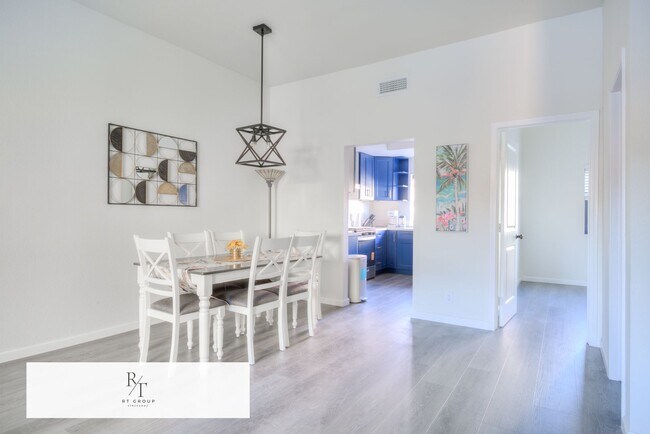 Building Photo - Fully Remodeled | Spacious & Bright Townhome