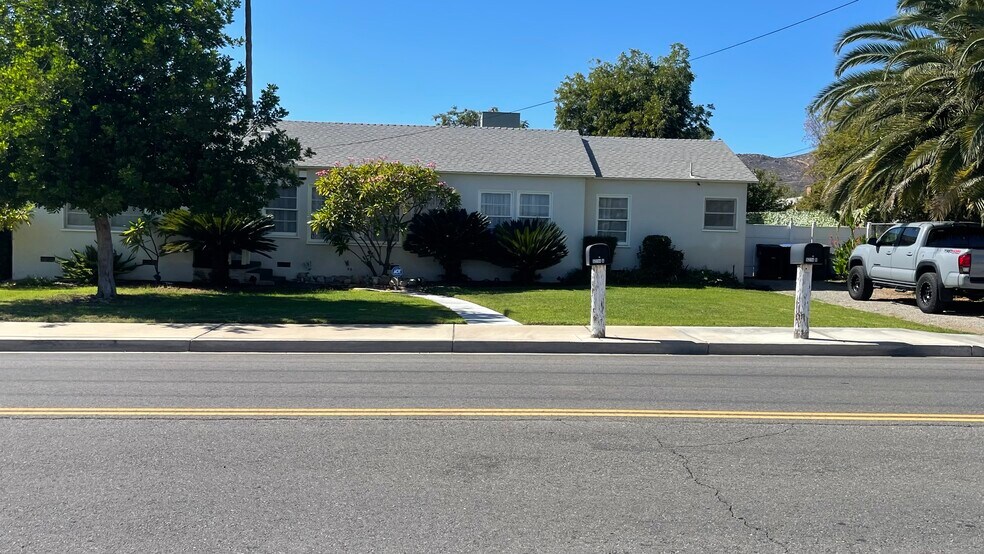 Primary Photo - 5214 Golden Ave