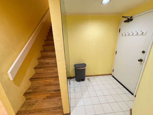 Building Photo - 2 Bedroom 1.5 Bathroom at Nuuanu Streamsid...