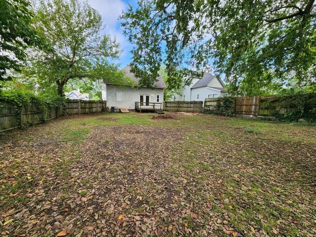 Building Photo - Spacious 4-Bedroom, 1-Bathroom Home AVAILA...
