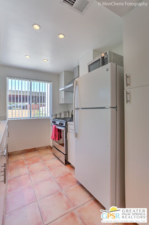 Building Photo - 2166 N Indian Canyon Dr