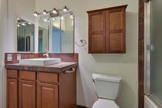 Building Photo - Guard Gated!!! Community Pool, Spa!!! Fitn...
