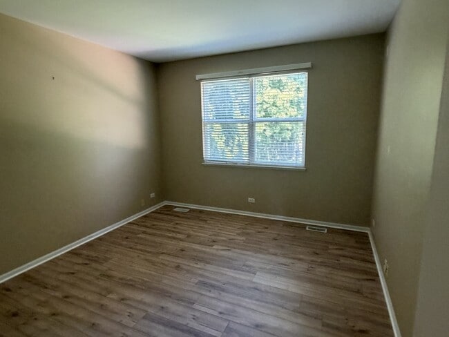 Building Photo - 575 Capital Ln