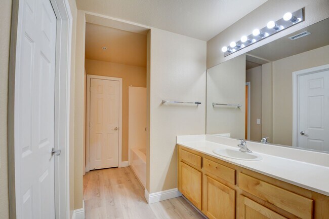 Building Photo - Park Avenue Mid Rise Condo. All HOA Amenities.