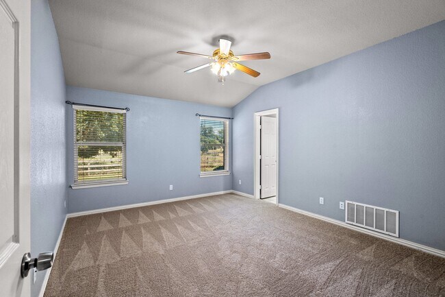 Building Photo - 800 Oak Ln Dr