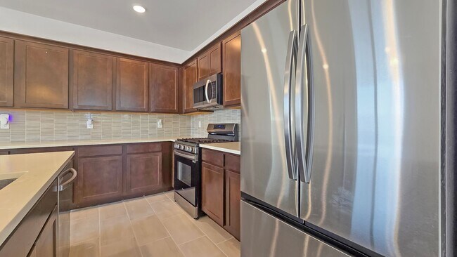 Building Photo - Community pool! Excellent Goodyear location!