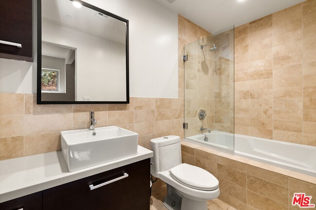 Building Photo - 3255 Fernwood Ave