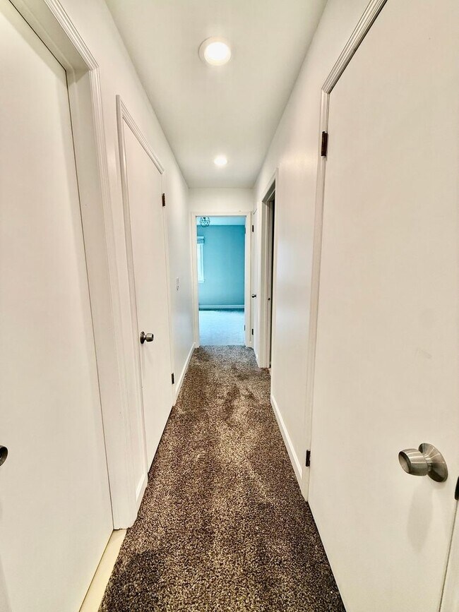 Building Photo - Charming 3 BR / 2 BA Top-Floor Condo | Blackberry Hill Village