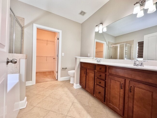 Building Photo - 3 Bedroom, 3 Bathroom Home w/ 2 Car Garage and Fence Backyard