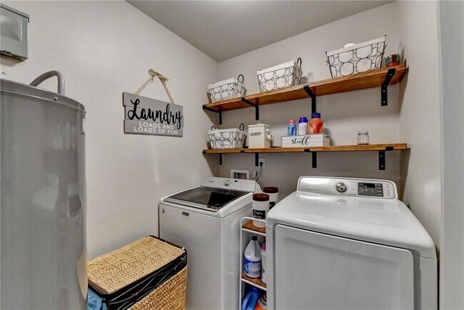 Building Photo - 2185 Mission View Dr NW