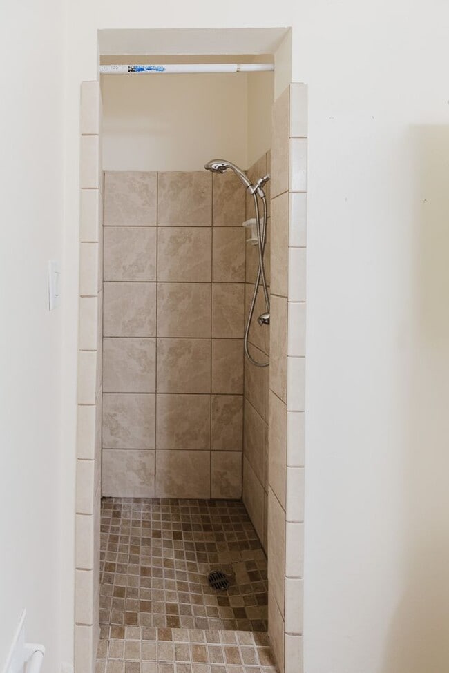 Building Photo - 3 Bedroom 2 Bathroom