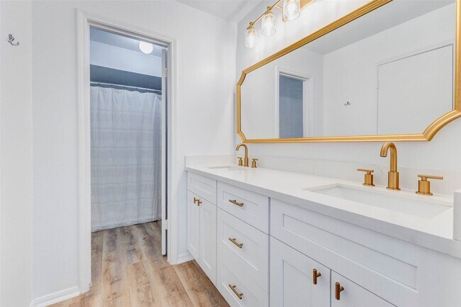 Building Photo - 10720 Briar Forest Dr