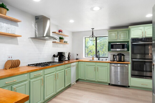 Building Photo - 3849 Bluebird Ln