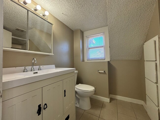 Building Photo - Great 2 bedroom plus den in a two-level ho...