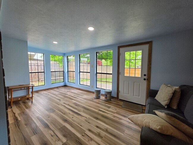 Building Photo - Cute 4 bedroom home in Shawnee