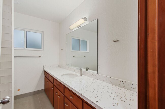 Building Photo - Central Davis 3/2 Mid Modern