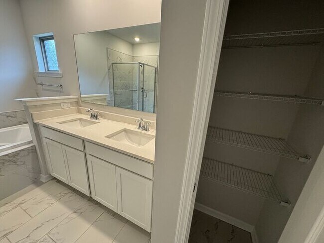 Building Photo - MOVE IN SPECIAL for Clift Farm home WITH F...