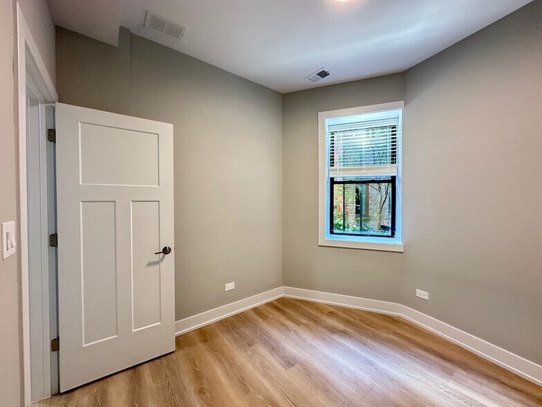 Building Photo - 419 W Belden Ave