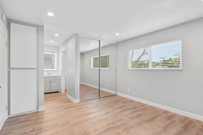 Building Photo - Pet Friendly & Remodeled 1BR Condo Near SD...