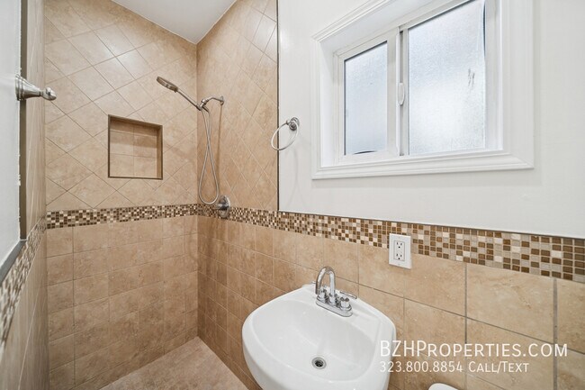 Building Photo - 6680 De Longpre Ave