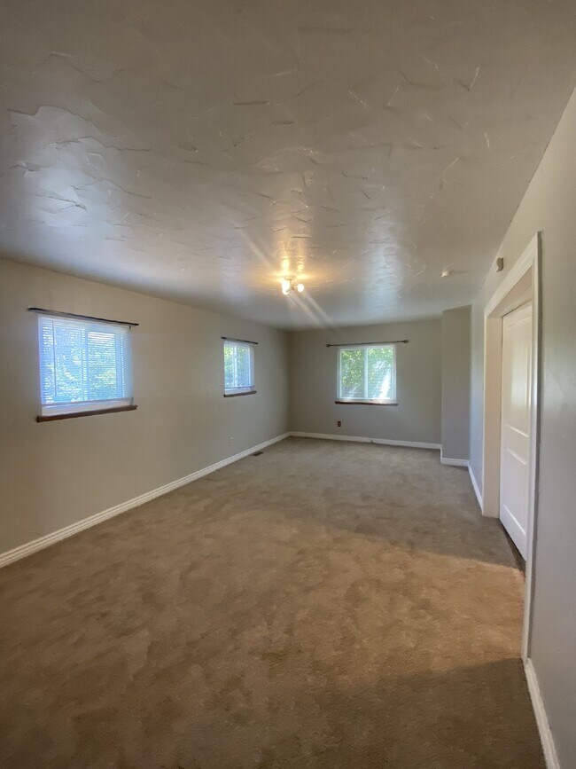 Building Photo - MOVE IN SPECIAL: Move in before November 2...