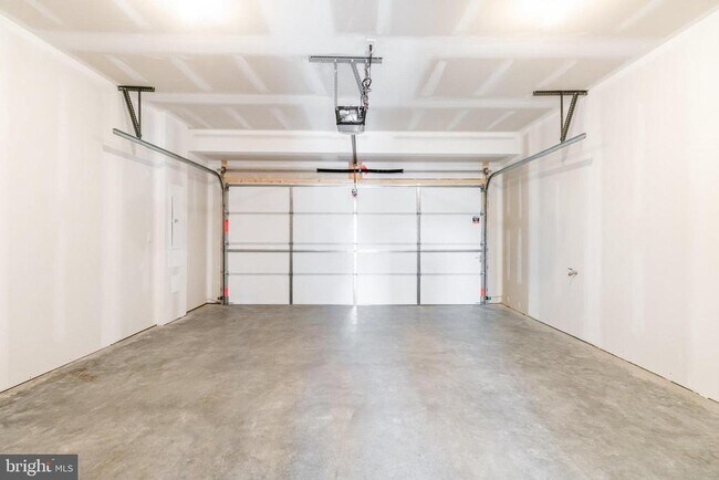 Building Photo - 7843 Briarwood Dr