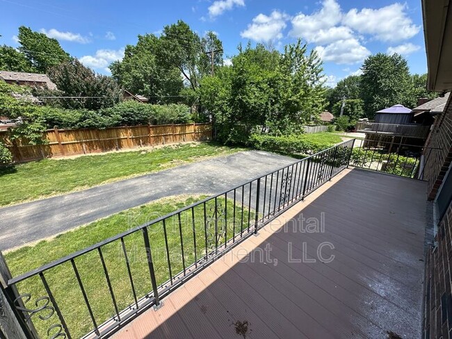 Building Photo - 209 NW Highland Ln