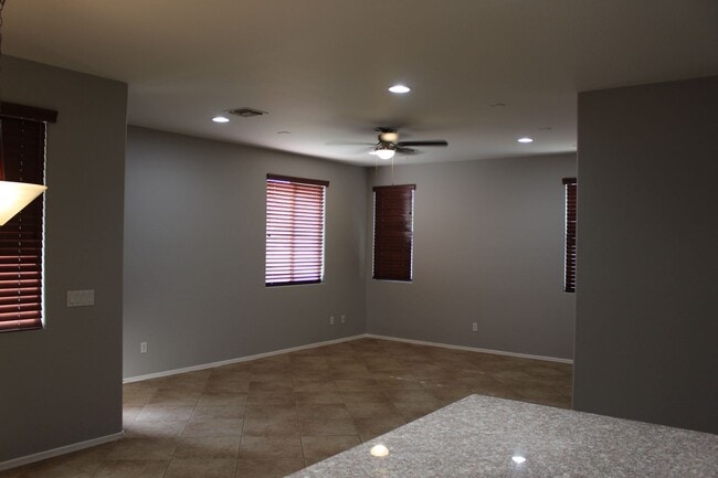 Building Photo - Large 4 bedroom home in Power Ranch