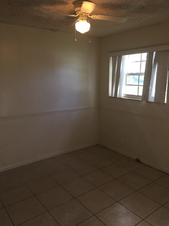 Building Photo - Large 3-1 house in the Manors  with big backyard and central air