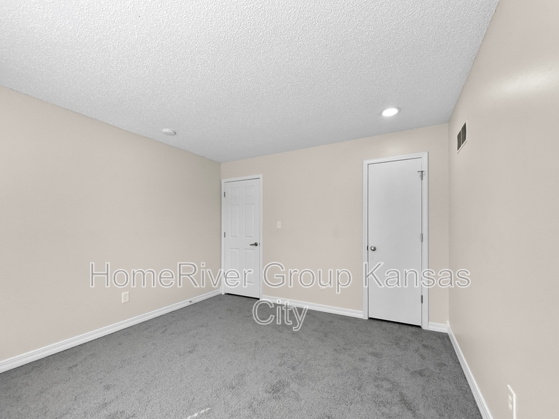 Building Photo - 304 NW 36th St Terrace