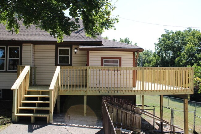 Building Photo - Move in Special - 3bed 2 bath in KCK off T...
