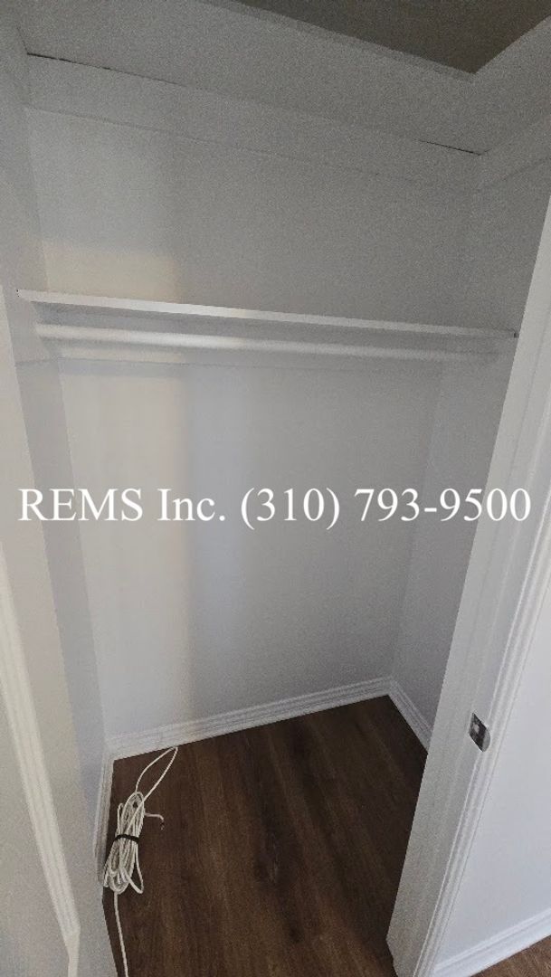 Building Photo - Bright 1 Bedroom Upstairs Apartment w/ Garage Parking