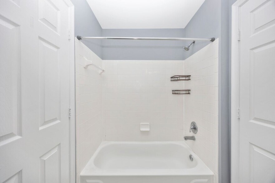 Building Photo - 10001 Vanderbilt Cir