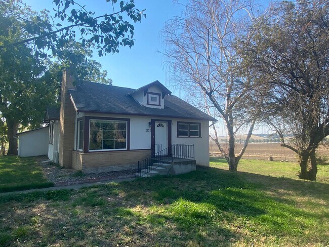 Building Photo - Charming Farmhouse on Tammany Creek Road