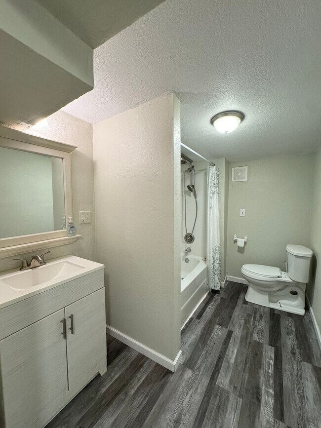 Building Photo - DEPOSIT MOVES YOU IN! Pay No Rent Until Oc...