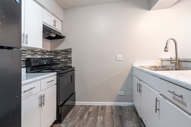 Building Photo - Southgate Manor Apartments