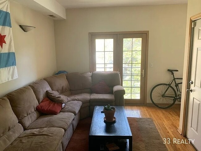 Building Photo - Top Floor Duplex Up, 3bd/2bth with Two Private Decks, Avail 7/1