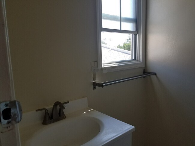 Building Photo - 615 N Rossmore Ave