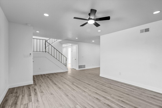 Building Photo - 2040 E 5th St