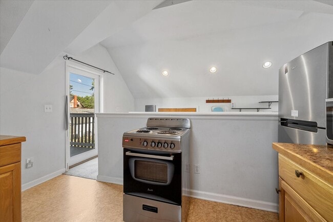 Building Photo - Spacious studio loft in the highly sought-...