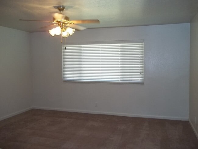 Building Photo - Nice and updated 3 bedroom home offering n...
