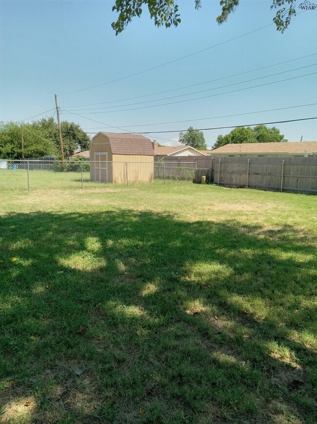 Building Photo - 2313 Randolph Dr