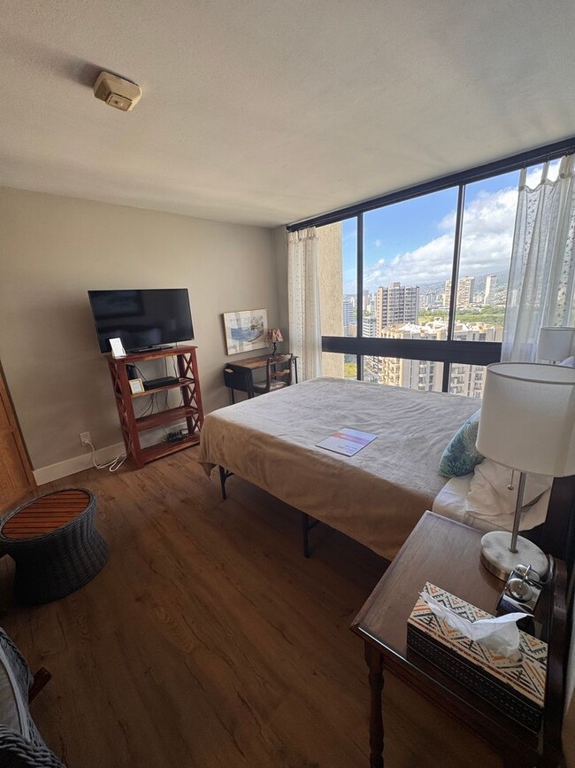 Building Photo - Fully Furnished Studio Unit in the Heart of Waikiki