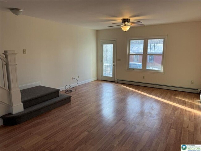 Building Photo - 3 bedroom 1 bathroom