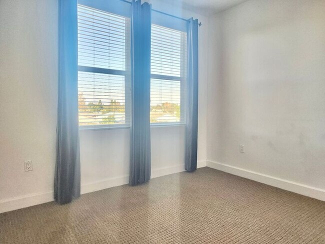 Building Photo - 12842 Palm St