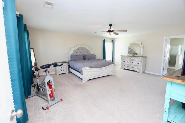 Building Photo - 3260 Matthews Dr