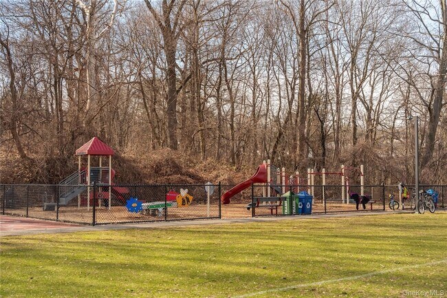 Building Photo - 1 Consulate Dr